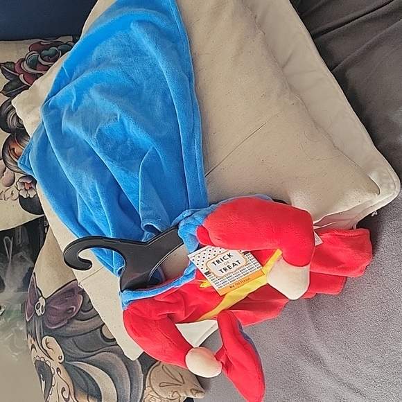 Superhero Puppy Outfit with Cape for 14" back - Picture 3 of 9